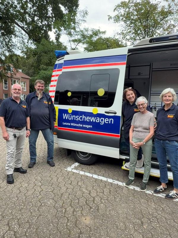 Das Team der ASB und H. Vogelsang (zweite von rechts) vor dem Wünschewagen